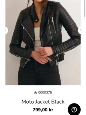 skinnjacka  - super snygg skinnjacka från chiquelle, i storlek 40. två hål på insidan av jackan. yttre har inga defekter. skriv vid intresse eller frågor! priset kan diskuteras! 💕