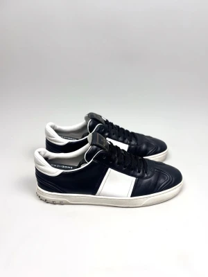 Valentino Garavani Flycrew Sneaker Läder - Valentino Garavani Flycrew Sneaker | Modell: Flycrew Läder | Skick: Använt men bra skick | Nypris: 7499 kr | Storlek: 42 | Nitar: 1 saknas på höger sko, 2 på vänster (går enkelt att köpa nya nitar!) | Endast skorna medföljer | Hör av dig vid minsta fundering 📦