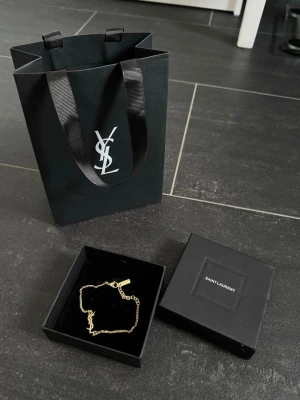 Guldigt armband från Saint Laurent - Helt ny! Allt på bilden tillkommer, storleken går att ändra.