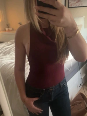 Vinröd ärmlös halterneck-top - Snygg och fin topp som är använd få gånger🤗