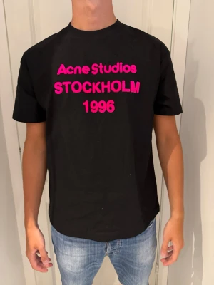 Acne Stockholm tisha  - Sprillans ny t-shirt! Nyskick, Storlek S! Vid minsta fundering kontakta oss! 