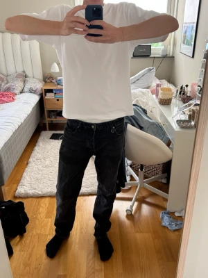 Svarta loose fit jeans från NEUW - Säljer ett par svarta loose fit jeans från NEUW med raka ben och klassisk femficksmodell. Jeansen har en avslappnad passform och är tillverkade i denim. Perfekta för en casual och trendig look.