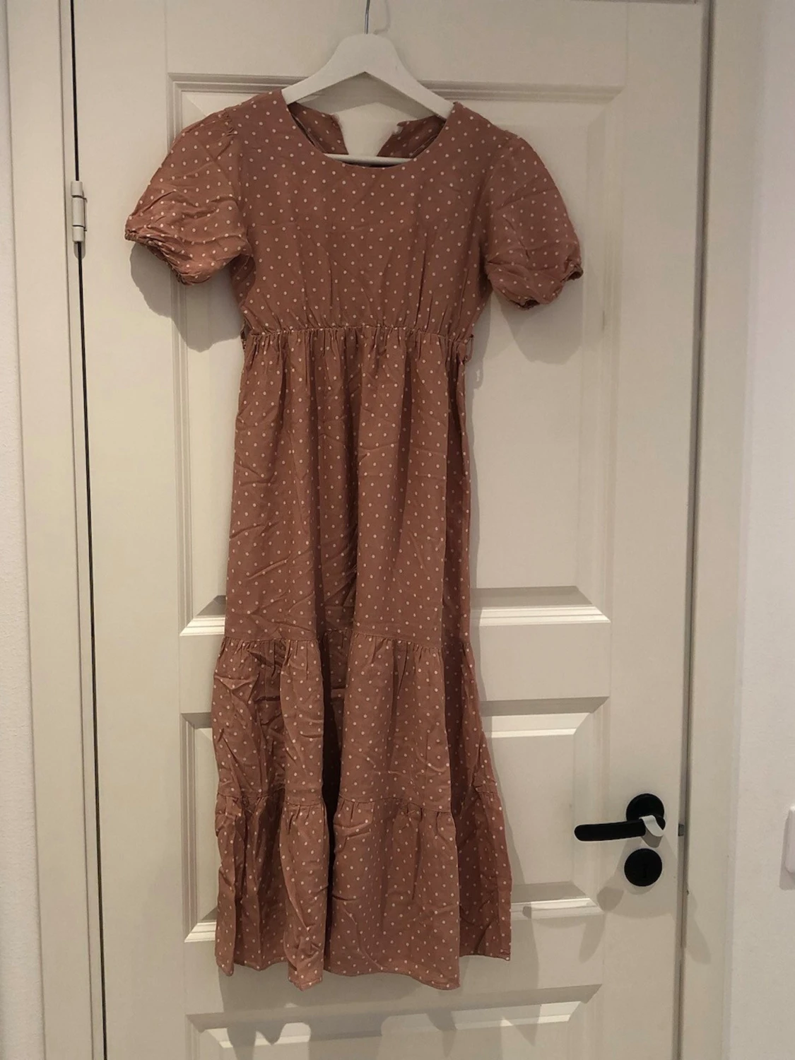 Lång prickig klänning i beige - 2