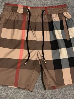 Burberry shorts  - Bra pris fin brunett shrots 