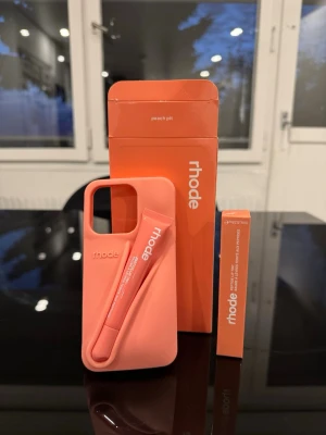 Rhode peach pit mobilskal med läppbalsam - Passar iphone 13 pro, 14 pro och 15 pro. Helt nytt & oanvänt 