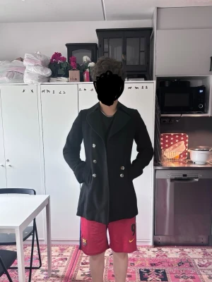 Äkta Burberry rock - Säljer en fin och äkta Burberry rock som har endast 5 knappar och en trasig men om du är bra på slöjd kan du frixa den trasiga! Bäst under vår, höst och vinter säsongen eftersom den håller dig varm! För damer ( vet att modellen inte är dam men han är 174cm och 62kg )! Säljer för att ja behöver pengar och en den passar inte min syster längre. Om du vill köpa en utan skador blir det ungefär 3-4000kr och helt nytt är runt 20-30 000kr! Gärna möts i Gullmarsplan i Stockholm!