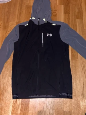 Under armour windbreaker  - Säljer en underarmour windbreaker för en skönt pris, den är ganska ny och priset kan diskuteras och sänkas vid en snabb affär, skickar paket samma dag som den är köpt