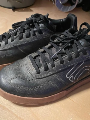 Svarta Adidas fiveten cykelskor - Säljer mina adidas cykelskor eftersom jag vuxit ur dem. De är i bra skick, inga hål eller slitningar, mestadels bara lite smutsiga från användning. Storlek 38 2/3 samt att de sitter åt rätt så rejält för storleken eftersom de ska ha bra grepp.