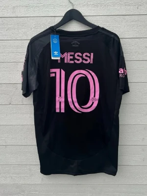 Lionel Messi Inter Miami Fotbollströja - Säljer en Inter Miami fotbollströja med Messi 10 på ryggen som är helt ny med prislapp!