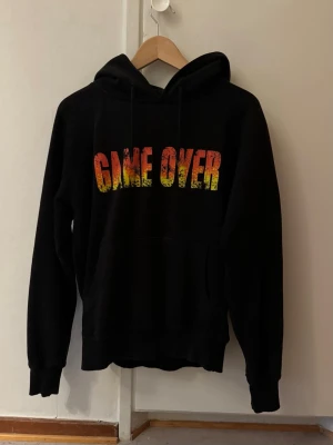 Gameover tour Hoodie Dave - Fraktar inom 24h  Dave Gameover tour hoodie i storlek Xs