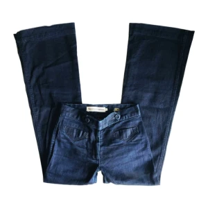 Vintage mörkblå bootcut/ flare jeans, 60s/ 60tal/ 70s/ 70tal/ hippie/ boho/ bohemiska/ bohemian  - Unika mörkblå utsvängda jeans med fickor i fram i 70-tals stil! Medelhöga/högmidjade Midjemått 70cm Grenhöjd 23cm Innerbenslängd 77,5cm Benslut (rakt över) 27,5cm
