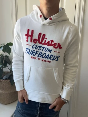 Hollister hoodie  - Hollister hoodie, Inga defekter! Modellen i bilderna är 180 cm 75 kg och bär Storlek S , Kom med frågor! 🌟 (Kan gå ned i pris vid köp av paket 😉) 