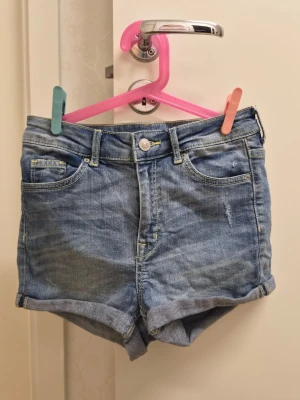 Blå jeansshorts från H&M Divided 34 - Högmidjade. Inga defekter. 