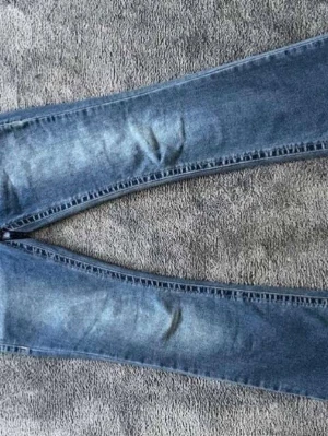 True religion Jeans - Säljer ett par True Religion Becca Mid Rise Bootcut i storlek 26. Köpta på Jeansbolaget för 1300 kr. Klassisk blå denimtvätt med snygga fade-detaljer och en riktigt clean bootcut-passform som passar perfekt till Y2K-, vintage- och streetwear-stilen. Jeansen är i mycket fint skick utan hål eller tydligt slitage. Självklart 100% äkta och kan verifieras med QR-kod och serienummer på tvättlappen. Hör gärna av dig om du vill ha fler bilder eller mått. VÅGA PRUTA! MVH: ScentAndStyle 