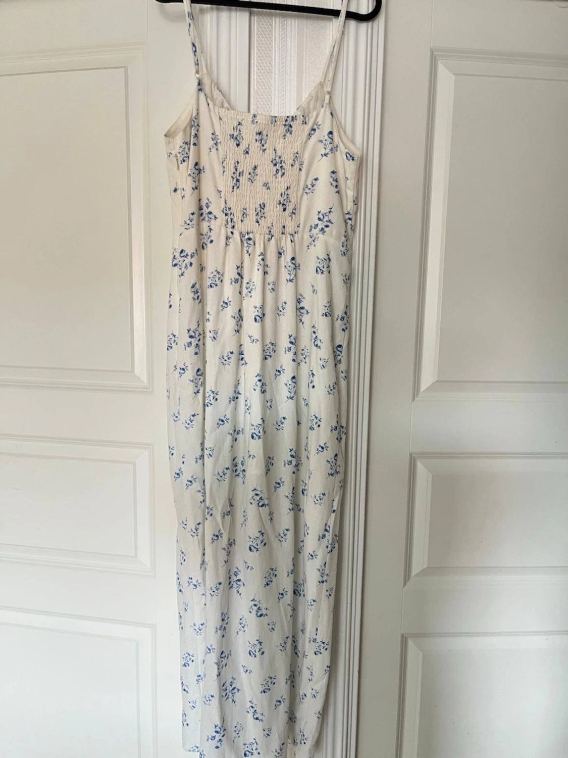 Vit långklänning med blå blommor - 2
