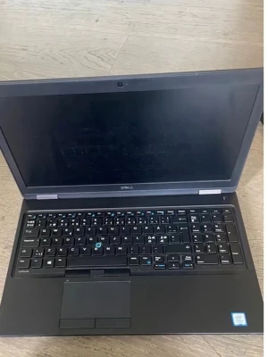 Dell Core i5-7 Th gen, 8 GB ram, 256GB SSD, funkar bra, laddare ingår - Säljer en svart bärbar dator från Dell med klassisk design. Datorn har en stor skärm, fullstort tangentbord med numerisk del och touchpad. Märket syns tydligt under skärmen och materialet är matt plast. Perfekt för studier eller jobb.
