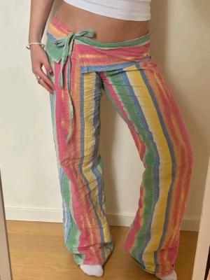 Randiga mjukisbyxor med knytband - Säljer dessa fantastiska byxor!! 💕💕De är lågmidjade, sydda i ett randigt färglagt tyg av bomull. De är sydda av mig och är därför helt unika! Likande dom från beshka. Passar ca s, jag är 162 cm. Har ett snöre i midjan där man kan spänna in, men de är inte stretchig så kan vara svåra att få på sig. Ställ gärna frågor och kika gärna på mina andra annonser!💕obs ser nästan ut som på bilden!!  Men det är Capris, så lite kortare 