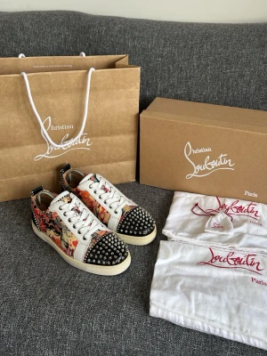 Christian Louboutin Nya! - Hej! Christian Louboutin skor som endast är testade runt 2 gånger! Inga defekter alls. All glans på undersulan är kvar! Kvalitén är otroligt fin och lädret är utav kalvskinn inuti och utanpå. Väldigt unik och ovanlig modell! Observera att ENDAST SKORNA medföljer! Tillbehöret är till mina andra loubs som jag har uppe. Dessa har ett nyvärde av 10000kr+ och är 100% äkta vilket jag står för. Hör gärna av dig vid minsta intresse av köp 😊mvh DS