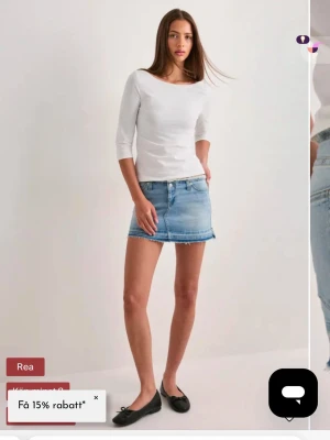 Ljusblå jeanskjol Nelly - Snygg jeanskjol från Nelly. Använd endast en gång och säljer då den inte kommer till användning. Väldigt bra skick och som ny! 