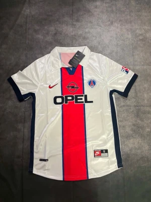 Psg tröja  - Psg tröja ⚽ Storlek: L 🆕 Helt ny med tag kvar Packeteras ordentligt inför leverans 📦