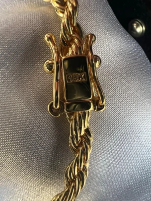 Guld plänterat 18k  - Snyggt armband i 18 karat guld från Karat Jewelry. Armbandet har en tvinnad kedja och ett elegant lås med 18K-stämpel. Perfekt accessoar för dig som gillar klassisk och stilren design i äkta guld.