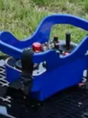 Fjärrstyrd banddriven robotplattform - Säljer en robust fjärrstyrd robotplattform med breda larvband, blå kontrollpanel och flera reglage. Perfekt för experiment eller automation utomhus. Plattformen har en svart och blå design med metall- och plastdetaljer samt nödstopp och varningslampa.