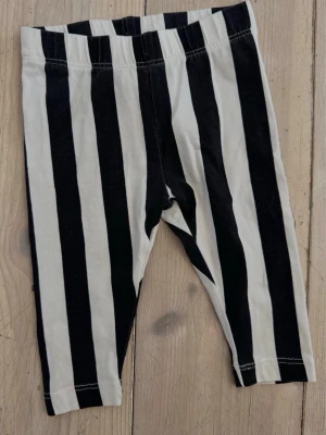 Svartvita randiga leggings från Lindex, stl 56 (1-2 månader) - Svart- och vitrandiga leggings från Lindex, stl 56 (1-2 månader). I fint begagnat skick! Rökfritt hem.