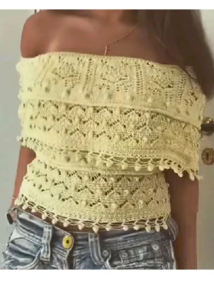 Gul stickad offshoulder topp - Säljer en ljusgul stickad offshoulder topp ifrån Zara. Den är Såå fin men den kommer tyvärr inte till användning. Skriv privat vid frågor❤️