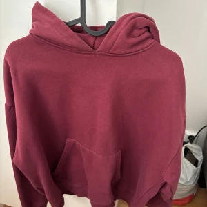 Vinröd hoodie från 157, storlek M - Säljer en vinröd hoodie från 157 i storlek M.