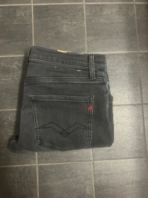 Replay jeans - Riktigt schyssta par jeans, stl 12A H150cm (Barnstorlek) passar till ungefär 160-170cm lång. Märket i bak är bortslitet men bortsett det är dem så gott som nya. Det bortslitna märket täcks enkelt av ett bälte. Pris kan diskuteras. Ignorera storlek på annonsen det är den som står ovan som gäller.