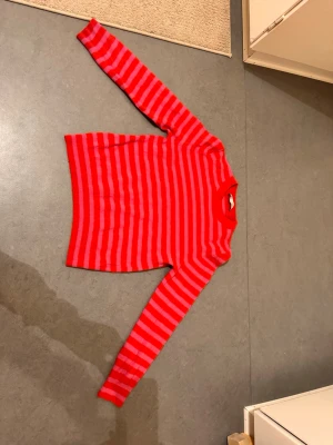 randig stickad tröja - Randig stickad tröja. Inte mycket använd så i fint skick! Upplever den liten i storlek så hellre storlek XS än S.