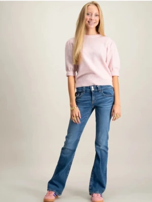 Blå bootcut jeans med låg midja - Snygga blå bootcut jeans med låg midja och klassiska fem fickor. Jeansen har en lätt tvättad look och är tillverkade i denim med stretch för extra komfort. Perfekta för dig som gillar en avslappnad och trendig stil.
