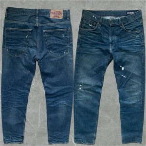 Vintage Crocker jeans - Crocker jeansen med riktigt snygg tvätt. Jeansen kommer med slitningar. Strl 33/32 Mått👇🏼 Midja 43 cm Längd 111 cm benvidd 18cm Modellen är 183 cm, skriv vid funderingar💬