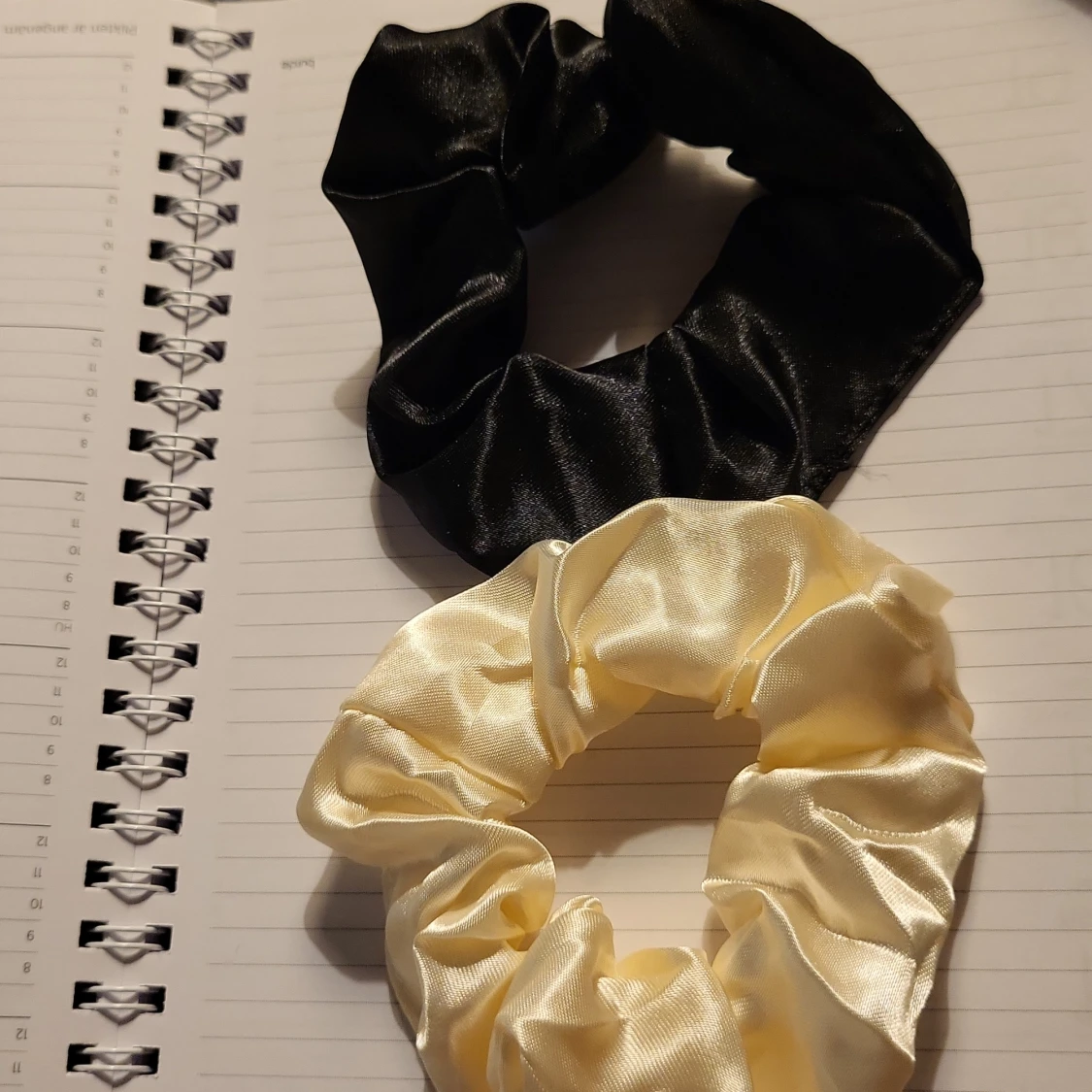 Svart och cremefärgad scrunchie duo - 2