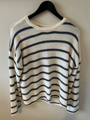 Söt tröja - Jätte söt tröja som passar till mycket 💕💕 knappt använd ☺️