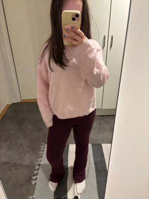 Mörklila bootcut yoga pants  - Säljer ett par mörklila leggings med bootcut-ben och låg midja. De är stretchiga och har en mjuk känsla, vilket gör dem riktigt bekväma. De har en liten fettfläck på sidan av ena benet men inget som man ser tydligt🥰