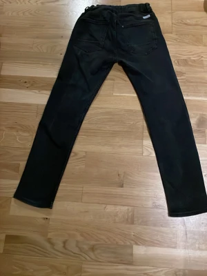 Svarta skinny jeans från Gina Tricot - Säljer ett par svarta jeans  med klassisk femficksmodell och hög midja. Jeansen har en smal passform och är tillverkade i stretchigt material för extra komfort. Perfekta till en avslappnad eller trendig look.