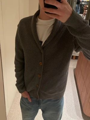 Marco Polo Cardigan - Säljer en Marco Polo Cardigan. I princip helt oanvänd, har inga defekter. Perfekt att slänga på sig över en t-shirt för en chill look. Skön nu till våren. Dm för frågor eller behov av fler bilder. Pris ej graverat i sten. Jag är ca 180, 60 kg. Så passar bra, ännu bättre om man väger lite mer.