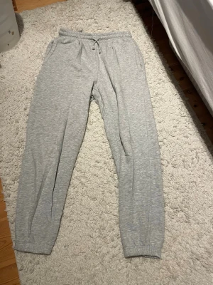Grå mjukisbyxor - Jag säljer ett par gråa mjukisbyxor i storlek S. Vet inte varför bilderna blev upp o ner🩷