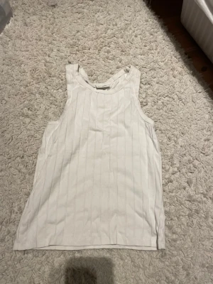 Vit ribbat linne - Säljer ett vitt ribbat linne från Kappahl.🩷