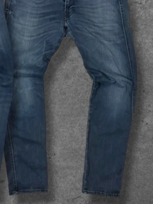 Replay jeans  - Snygga blå jeans från replay i modellen anbass med rak passform och klassisk tvätt. Perfekta för en avslappnad stil och passar till det mesta. Materialet är denim i bomull. Storlek w33 L30, fraktar bara inom postnord. Kan gå ner i pris vid snabb och smidig affär 
