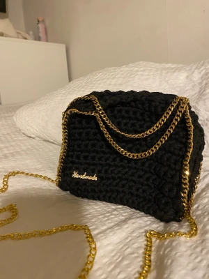 Väska - Egenvirkad Stella McCartney liknande väska, i svart färg med guldkedja 💗 tar ej emot returer