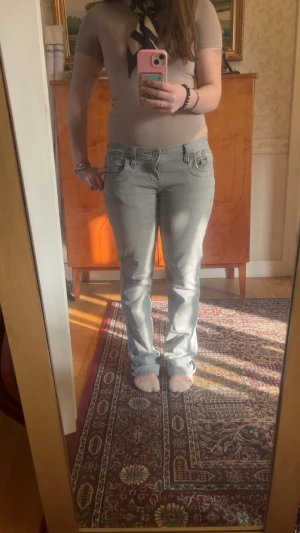 Grå jeans från LTB💕 - Fina gråa jeans från LTB💕 Jeansen är använda och finns små tecken på det, säljer pga att de inte kommer till användning längre