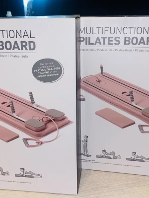 2 st Pilatesbrädor från Rusta – nya i kartong - Säljer två pilatesbrädor från Rusta för hemmaträning. • Storlek: 106 × 41 × 7 cm • Vikt: ca 4,2 kg per bräda • Träningsband och handtag ingår Perfekt för träning av mage, ben, armar och balans hemma. Båda är helt nya och aldrig använda och ligger fortfarande i originalkartong.  Nypris ca 699 kr/st.  Pris: 550 kr/st eller 1000 kr för båda.  Kan säljas separat eller båda tillsammans.  Kan hämtas eller skickas om köparen betalar frakten. Hämtas i Malmö. 