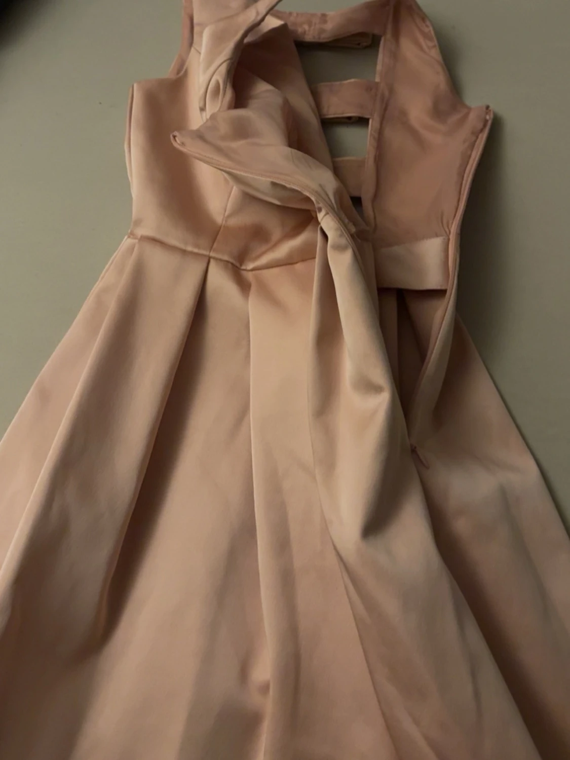 Ljusrosa kort klänning med rosetter - 3