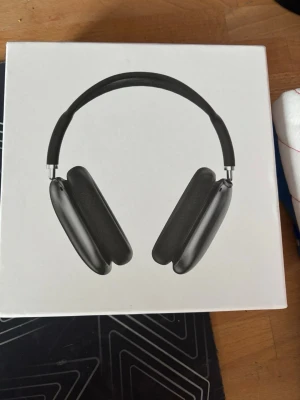 AirPods max - Tjena, säljer ett par AirPods Max! Fett snygga och najs ljud samt sköna och bekväma. De kan också passa till sköna outfits. Ni fattar varför priset är som de är. Priset kan diskuteras vid snabb affär och skriv vid funderingar!