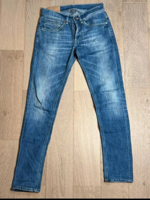 Dondup  - Tjena, säljer dessa schyssta dondup George jeans!! Mycket bra skick, storlek 33,, Hör av dig vid minsta fundering eller fråga🤩🤩