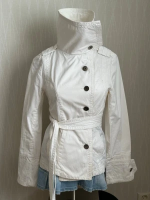 Vit vårjacka  med hög krage - Can fit small also plz check out the measurements 