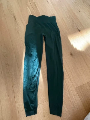 Gröna träningsbyxor från STRNGTH - Mörkgröna träningsbyxor från New Yorker. Stretchigt material och väldigt bekväma 