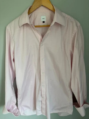 Ljusrosa skjorta från Bläck, slim fit - Säljer en snygg ljusrosa skjorta från Bläck i slim fit-modell. Skjortan har klassisk krage. Perfekt till när du vill klä upp dig lite. Passar till allt! Skick: 10/10 storlek: M                       Hör av er vid minsta fundering!                                               //Ville